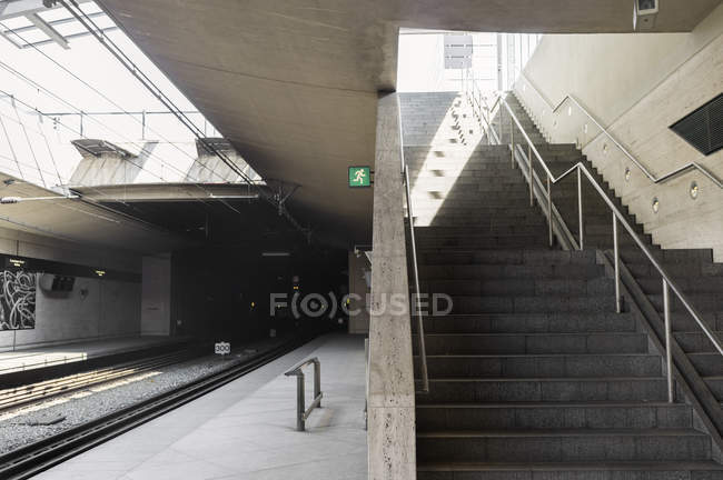 Passos e plataforma na estação ferroviária — Fotografia de Stock