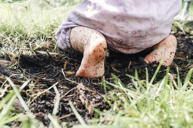 Низкая часть ребенка с грязными ногами — стоковое фото