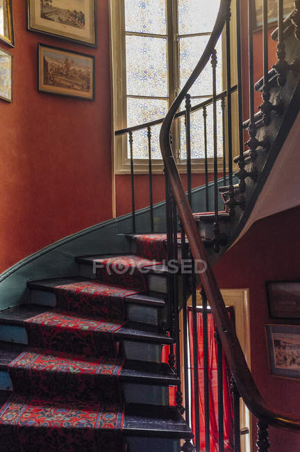 Escadaria e imagens penduradas na parede em casa — Fotografia de Stock