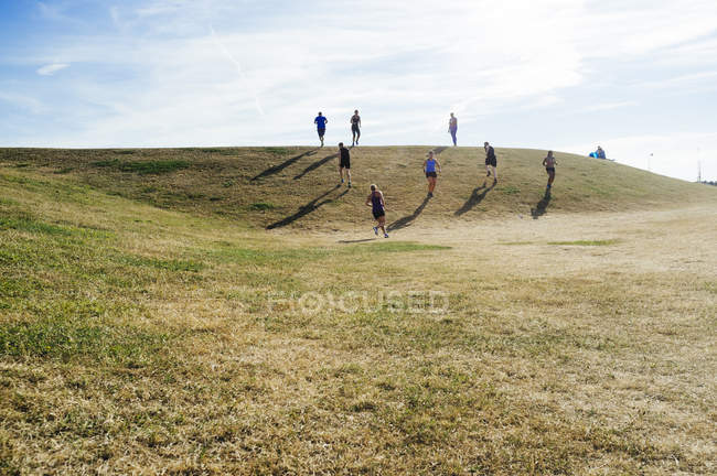 People jogging on hill — Stock Photo