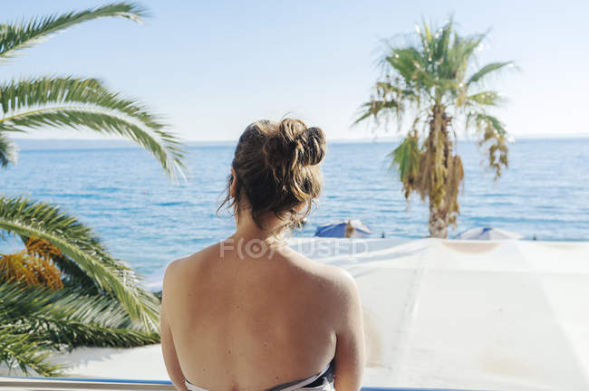 Femme sensuelle regardant la mer — Photo de stock
