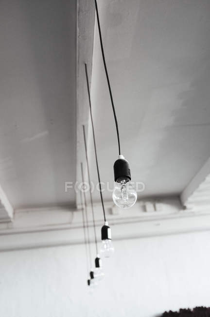 Pingentes de lâmpada pendurados no teto — Fotografia de Stock