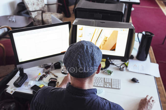 Hombre usando la computadora - foto de stock