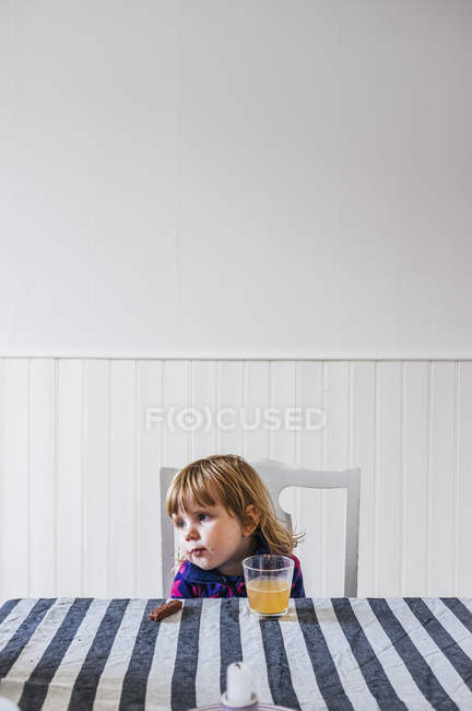 Cute girl with orange juice — Stock Photo