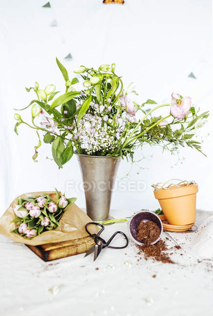 Flores e vasos na mesa — Fotografia de Stock