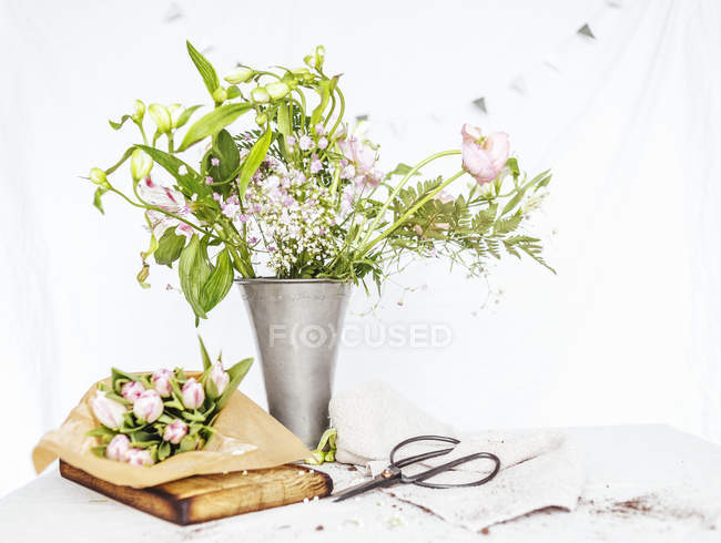 Flowers in vase on table — Stock Photo