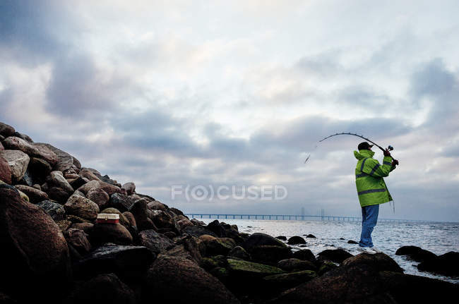 Homem na pesca casaco reflexivo — Fotografia de Stock