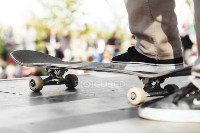 Männerbein auf Skateboard — Stockfoto