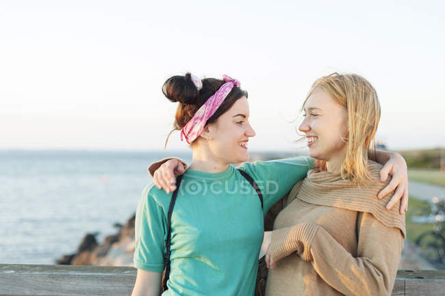 Feliz amigos do sexo feminino — Fotografia de Stock
