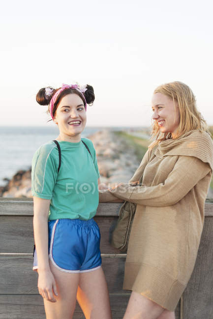 Happy female friends — Stock Photo