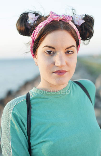 Jeune femme contre plage — Photo de stock