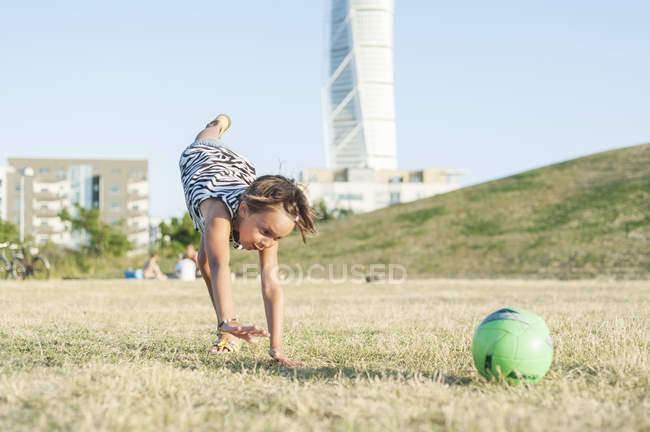 Petite fille faisant le handstand — Photo de stock