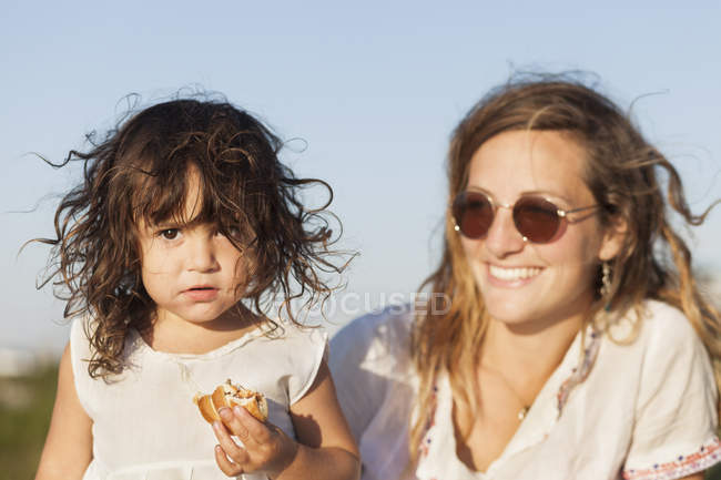 Ragazza carina con madre — Foto stock