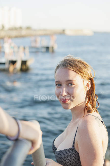 Портрет усміхається жінка мокрі — стокове фото