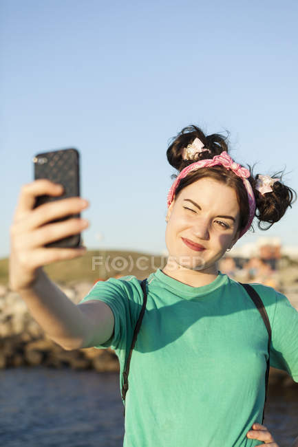 Mujer joven tomando selfie - foto de stock