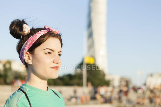 Nachdenkliche junge Frau am Strand — Stockfoto