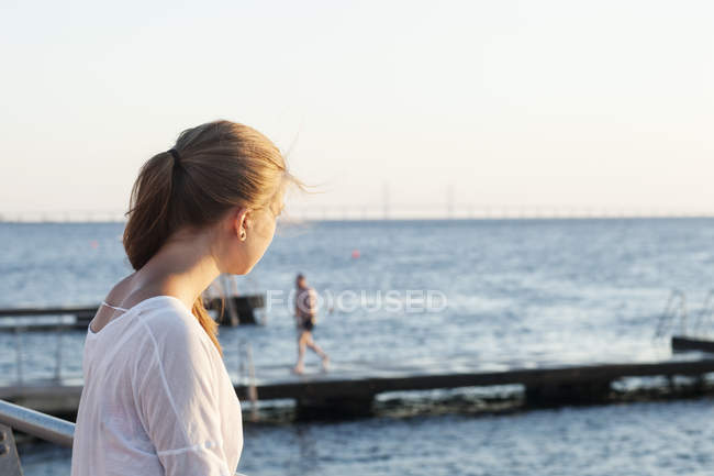 Junge Frau auf Seebrücke — Stockfoto