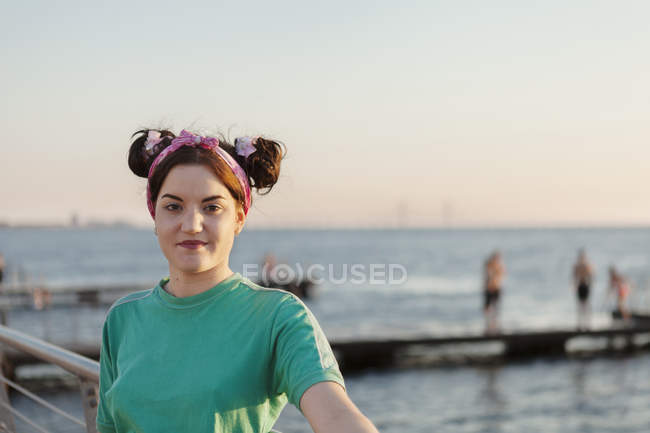 Feliz jovem mulher — Fotografia de Stock