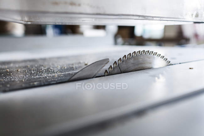 Tischkreissäge in der Werkstatt — Stockfoto