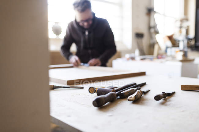 Инструменты на столе с плотником — стоковое фото