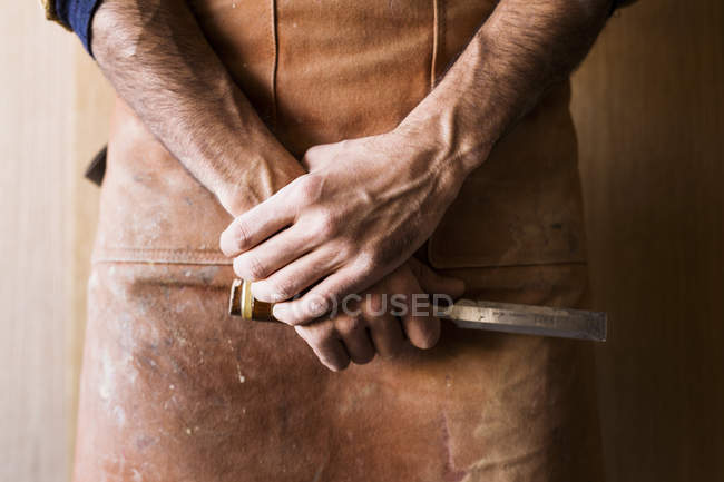 Плотник держит стамеску — стоковое фото