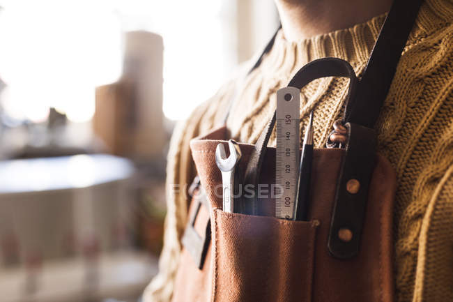 Carpintero con herramientas de trabajo en bolsillo delantal - foto de stock