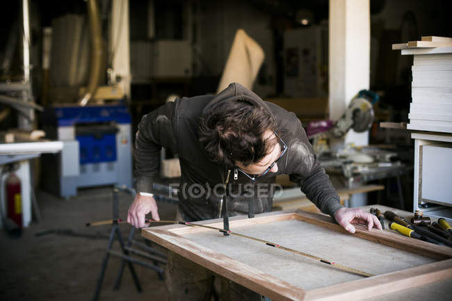 Carpinteiro segurando régua dobrável — Fotografia de Stock