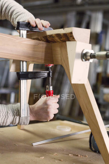 Carpinteiro usando a máquina na oficina — Fotografia de Stock