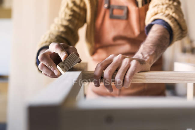 Carpinteiro alisamento de madeira na oficina — Fotografia de Stock