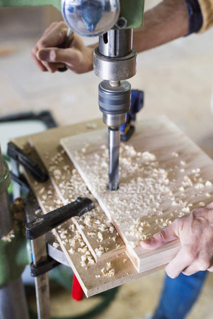 Carpinteros manos perforación madera - foto de stock