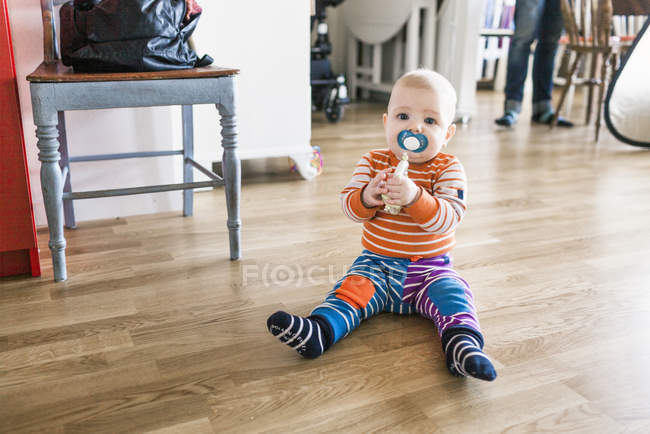 Bébé avec sucette dans la bouche — Photo de stock