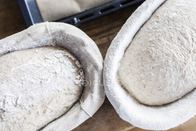 Хлібні хліби на столі — стокове фото