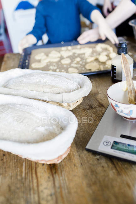 Pasta in cestini e bilancia di peso — Foto stock
