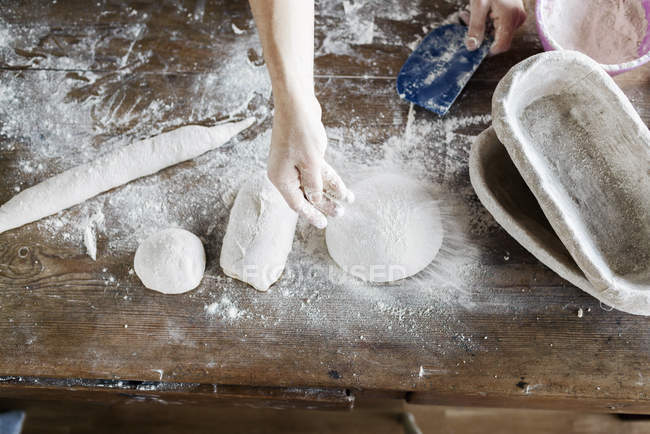Рука видалення пилу борошна на тісто — стокове фото