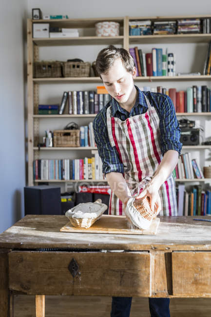 Panadero haciendo pan pan a la mesa - foto de stock