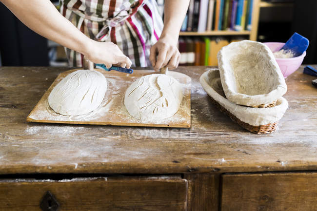 Panadero haciendo diseño en la masa - foto de stock