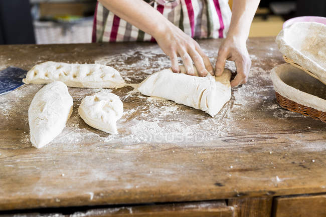 Panaderos manos amasando masa - foto de stock