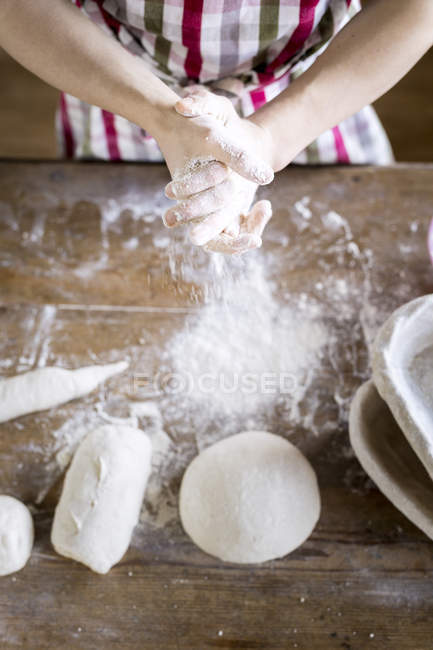 Baker baking bread at table — Stock Photo