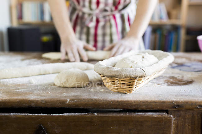 Bäcker kneten Teig — Stockfoto