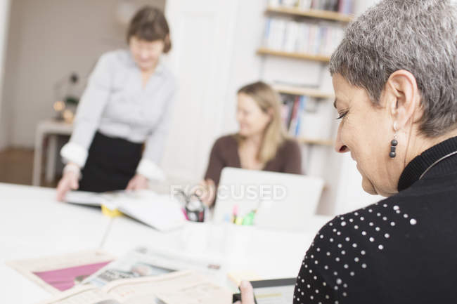 Бізнес-леді працюють разом в офісі — стокове фото