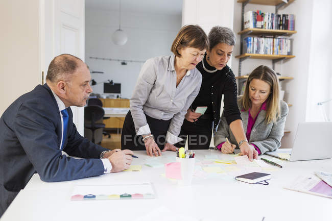 Geschäftsleute kommunizieren am Schreibtisch — Stockfoto