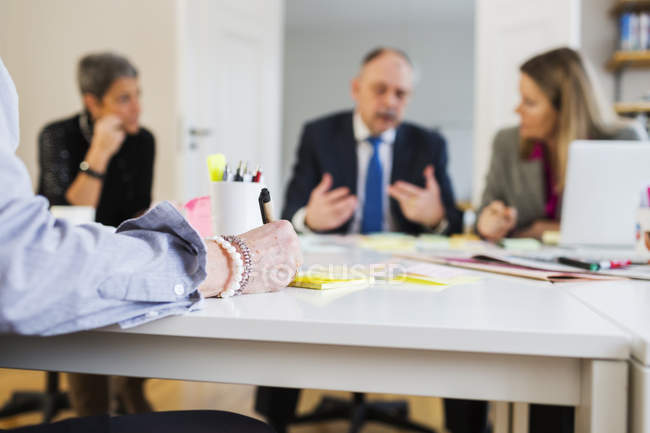 Geschäftsleute kommunizieren am Schreibtisch — Stockfoto