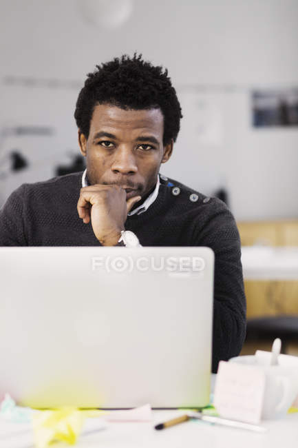 Porträt eines afrikanisch-amerikanischen Geschäftsmannes mit Laptop — Stockfoto