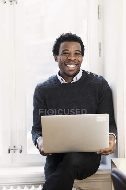 Ritratto di uomo d'affari afroamericano con laptop — Foto stock