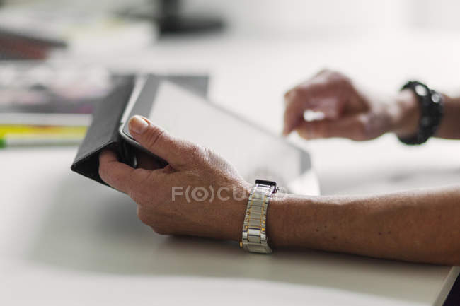 Mujer usando tableta digital - foto de stock