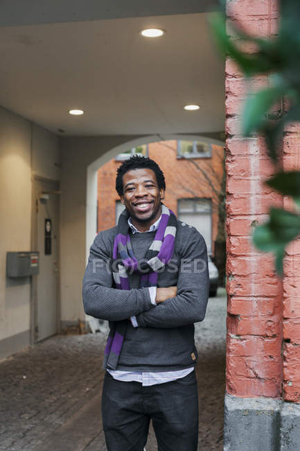 Junger Mann mit am Eingang des Gebäudes — Stockfoto