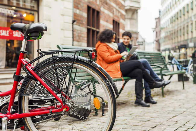 Bicycle parked in front of friends — Stock Photo
