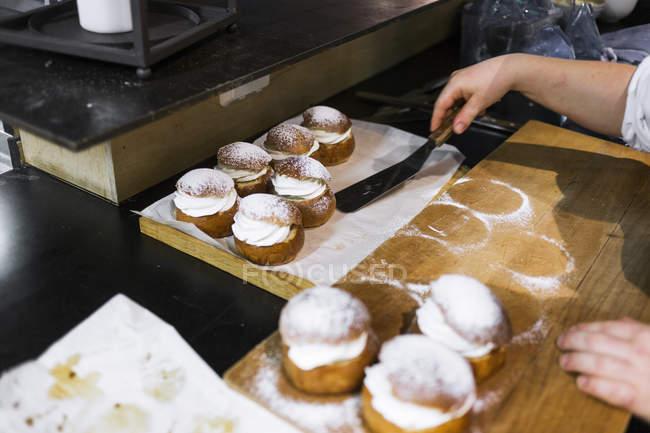 Chef placing prepared buns for display — Stock Photo