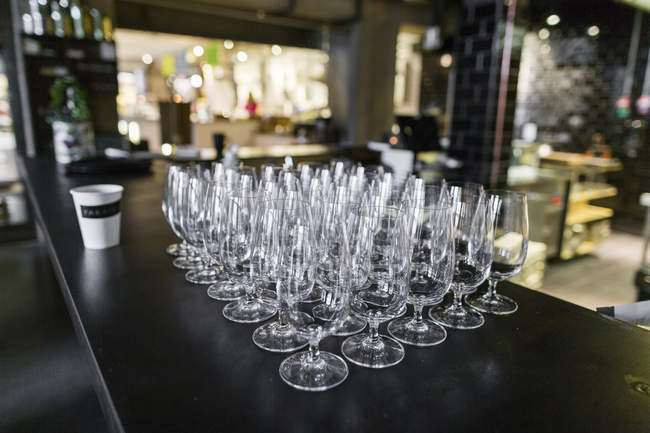 Copas de vino en bar mostrador - foto de stock