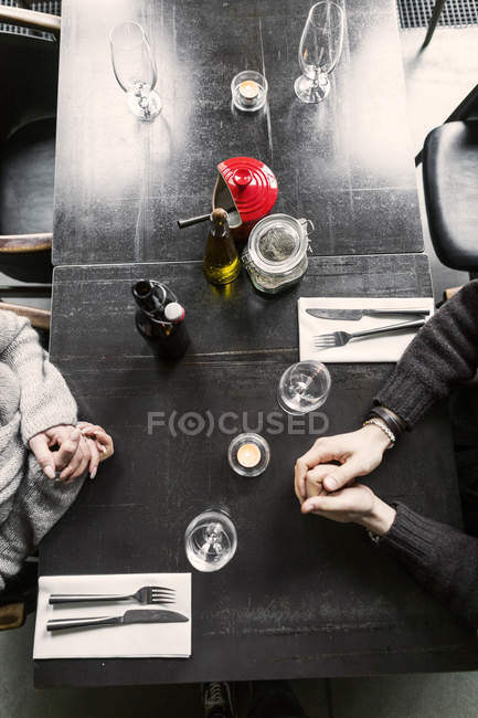 Filho e mãe à mesa no restaurante — Fotografia de Stock